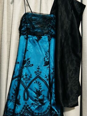 Sleeveless Blue Lace-Overlay Evening Dress with Black Shawl